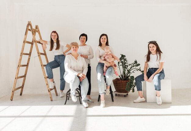 Mujeres en camisas blancas y vista frontal del bebé