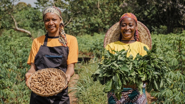 Mujeres de campo en el campo posando