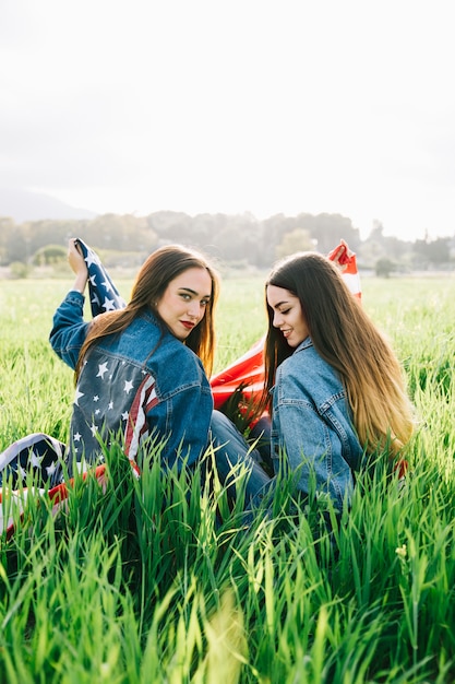 Mujeres en casual en el campo