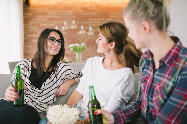 Foto gratuita mujeres casuales relajantes con cerveza