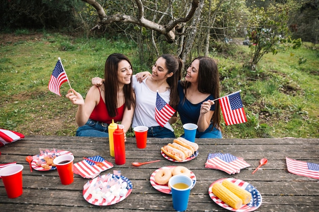 Mujeres celebrando el Día de la Independencia