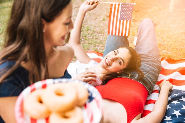 Mujeres celebrando el Día de la Independencia