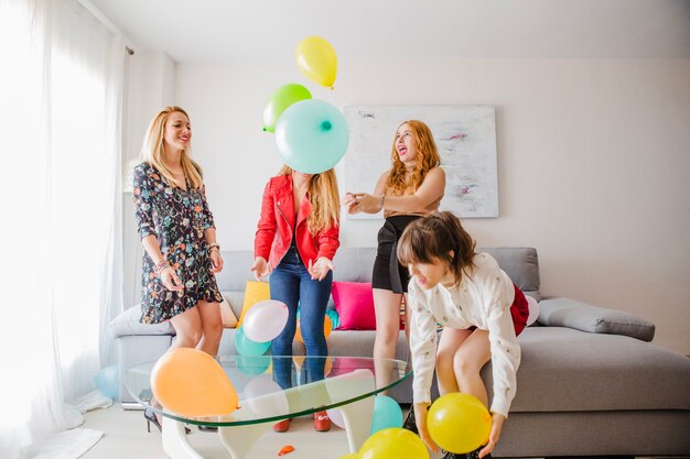 Mujeres celebrando con globos