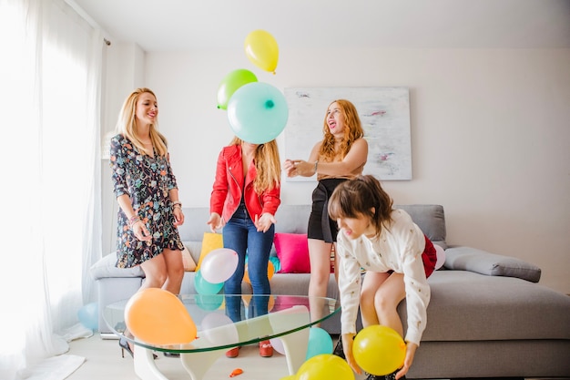 Mujeres celebrando con globos
