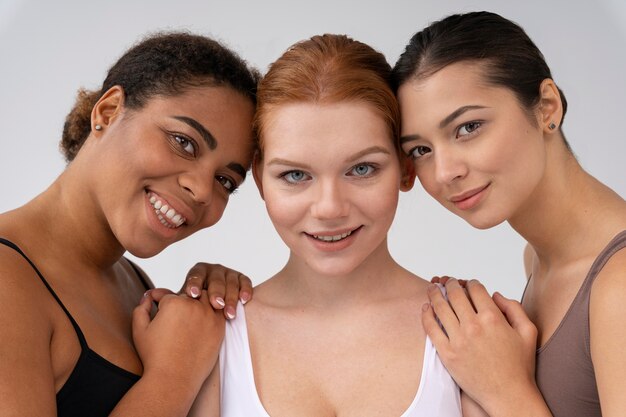 Mujeres celebrando todos los tonos de piel