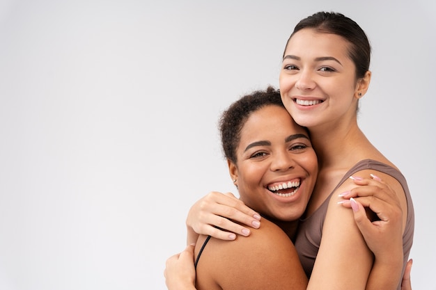 Foto gratuita mujeres celebrando todos los tonos de piel