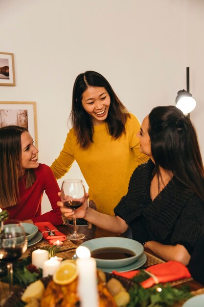 Mujeres en cena de navidad