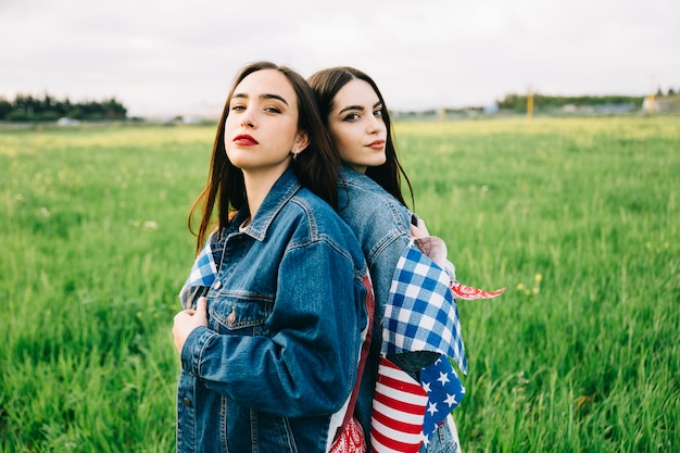 Foto gratuita mujeres en chaquetas de jeans con atributos estadounidenses