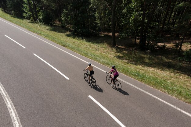 Mujeres ciclistas profesionales en carretera tiro completo