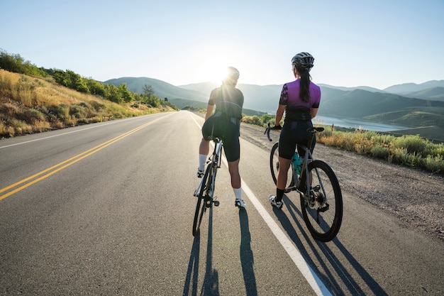 Foto gratuita mujeres ciclistas profesionales