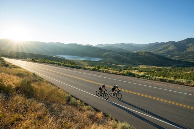 Foto gratuita mujeres ciclistas profesionales