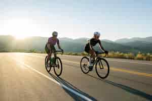 Foto gratuita mujeres ciclistas profesionales