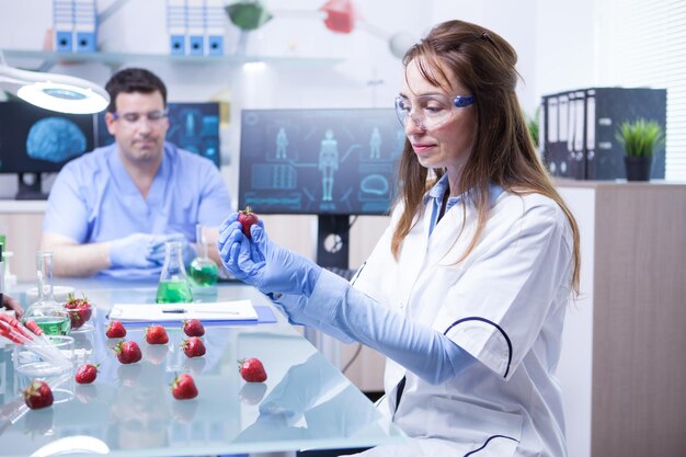 Mujeres científicas con equipo de protección trabajando en un laboratorio de investigación de microbiología. Biólogo en un laboratorio de investigación.