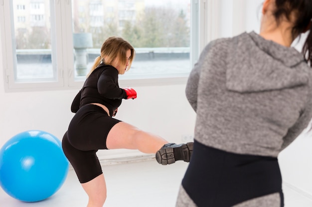 Mujeres en clase de gimnasia trabajando