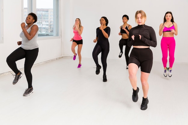 Mujeres en clase de gimnasia trabajando