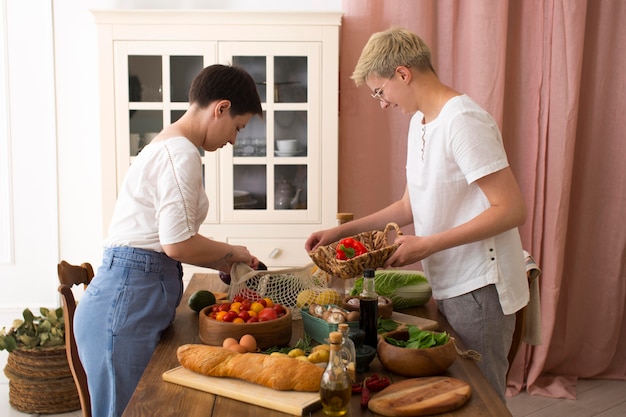 Mujeres cocinando con diferentes ingredientes.