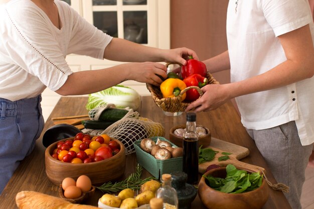 Mujeres cocinando con diferentes ingredientes.