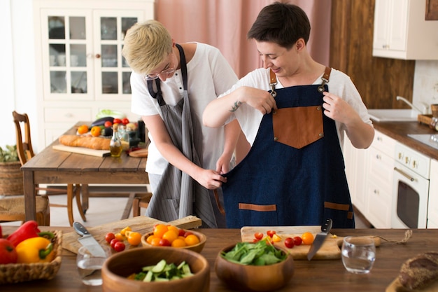 Mujeres cocinando con diferentes ingredientes.