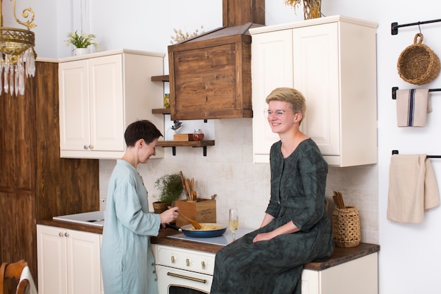 Mujeres cocinando juntas en casa