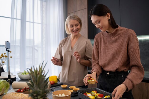 Mujeres cocinando juntas vista lateral