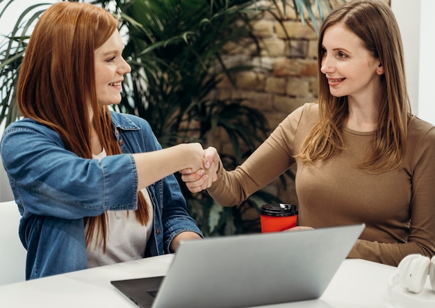 Foto gratuita mujeres colegas trabajando juntas en un proyecto