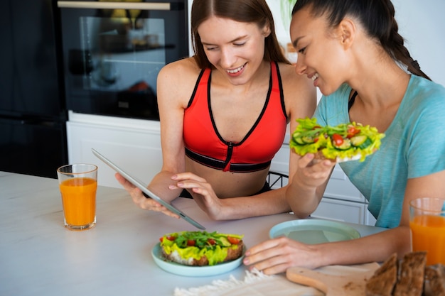 Foto gratuita mujeres con comida saludable tiro medio