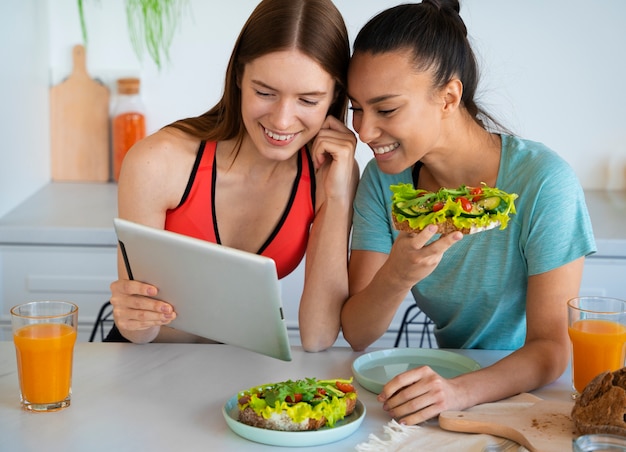 Mujeres con comida sana alto ángulo