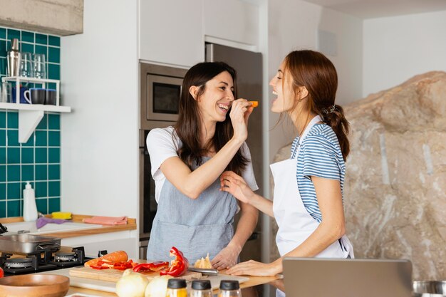 Mujeres con comida de tiro medio