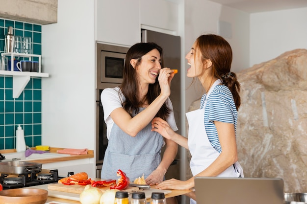 Mujeres con comida de tiro medio