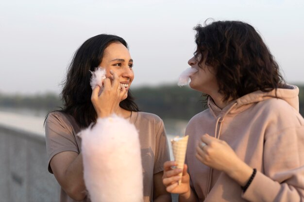 Mujeres comiendo algodón de azúcar