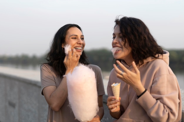 Mujeres comiendo algodón de azúcar