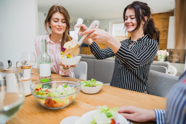 Foto gratuita mujeres comiendo alimentos saludables