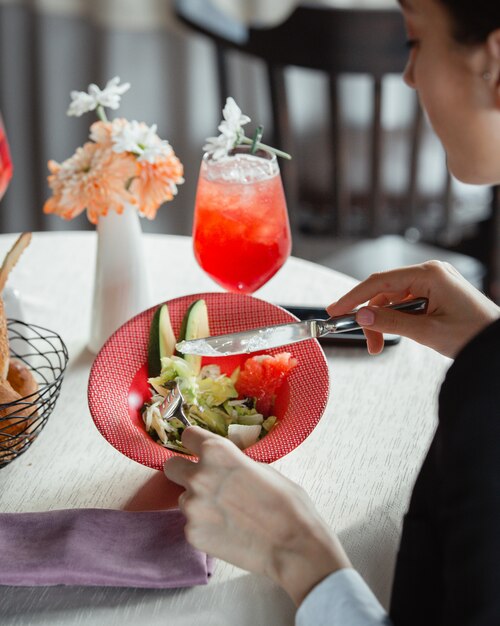 Mujeres comiendo ensalada dietética con aguacate, toronja, lechuga y queso