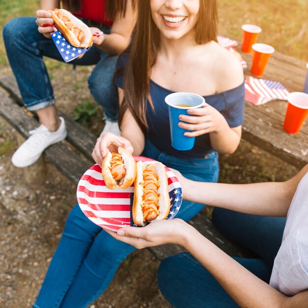 Mujeres comiendo hot-dogs