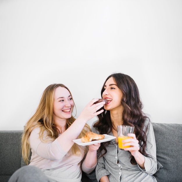 Foto gratuita mujeres comiendo pasteles para el desayuno