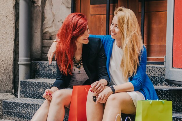 Mujeres, compradores, abrazar, porche