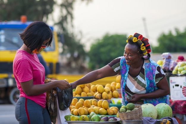 Foto gratuita mujeres comprando fruta en un mercado