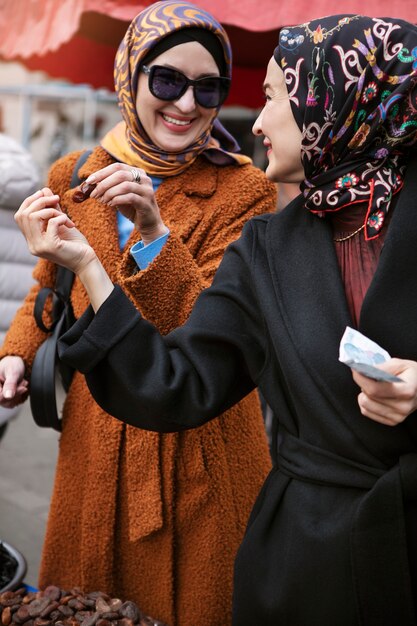 Mujeres comprando vista frontal de ramadán