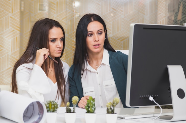 Mujeres en la computadora en la oficina