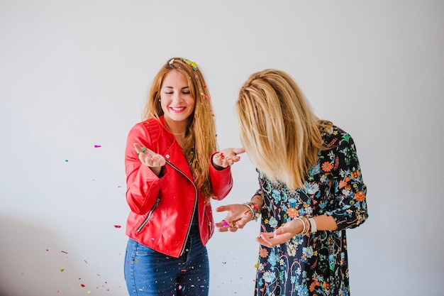 Foto gratuita mujeres en confeti brillante