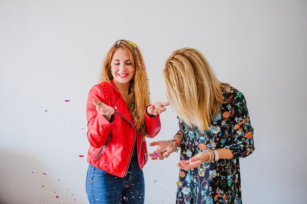 Mujeres en confeti brillante