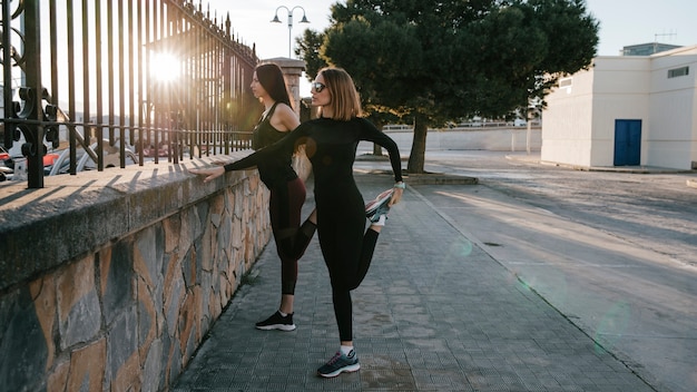 Mujeres confiadas que entrenan juntas en la calle