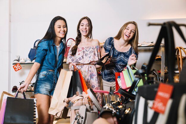 Mujeres contentas en el centro comercial