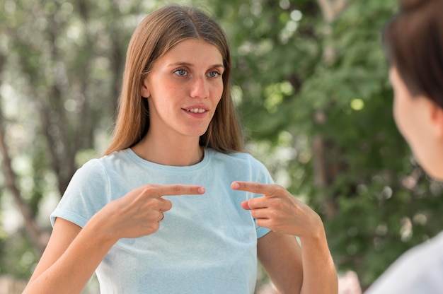 Mujeres conversando entre sí usando lenguaje de señas