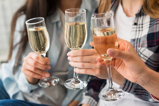 Mujeres con copas de champán para tostadas