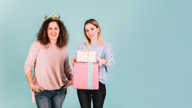 Mujeres con corona y regalos