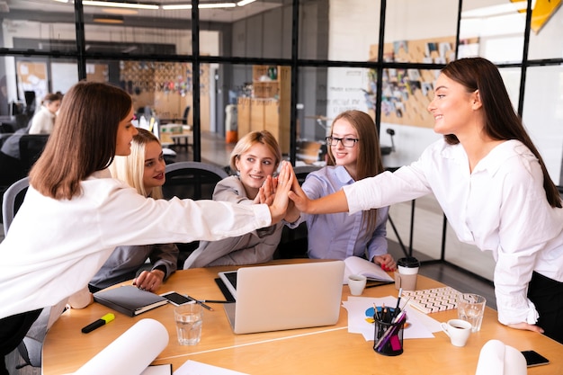 Mujeres corporativas celebrando el éxito