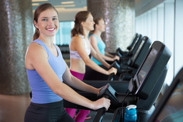 Mujeres corriendo en la cinta de correr