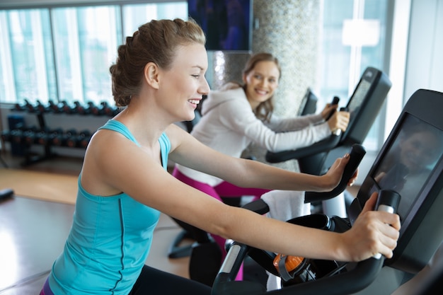 Mujeres corriendo en la cinta de correr