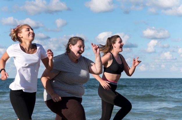 Mujeres corriendo juntas al aire libre